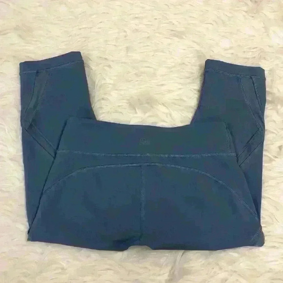 Lululemon Purple Crop Leggings Size 6 - Picture 1 of 6